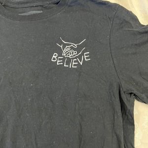Believe slogan Black tee shirt shirt sleeve size Med